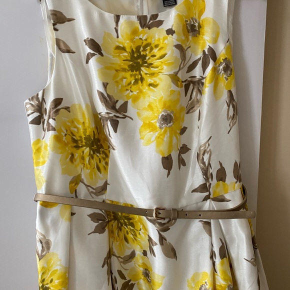 🌼Jessica Howard Designer Dress 👗14W with Gorgeous🌼Yellow Flowers. Like New 🌼 - Picture 6 of 16